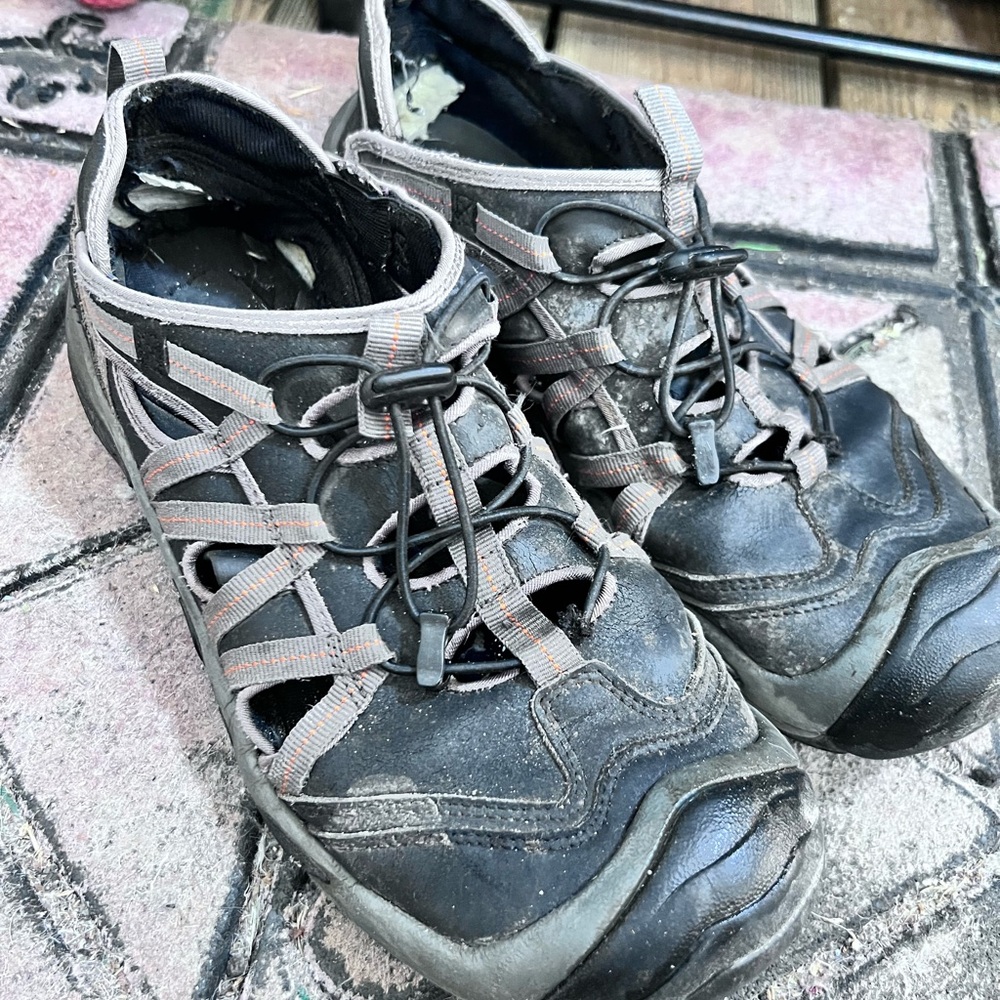 Men's Size 11 Swiss Gear Black & Gray Outdoor Sandals Shoes Plenty of Life Left